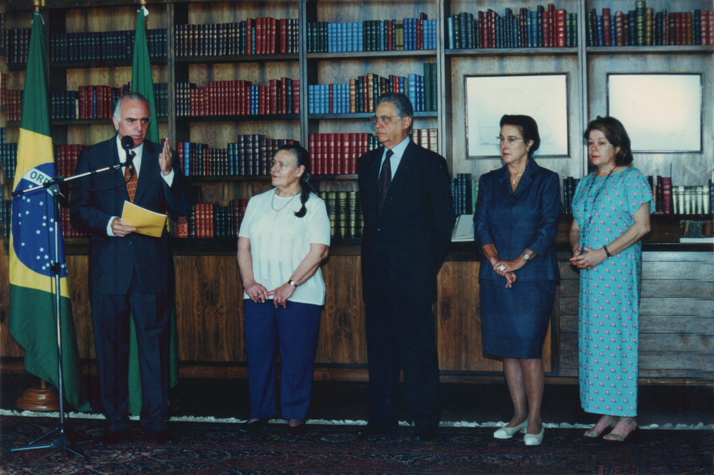 /images/ef-gallery-01/08. Entrega da Medalha de Mérito Educacional no grau de Grande Oficial, concedida pelo governo do Brasil, 2001..jpg